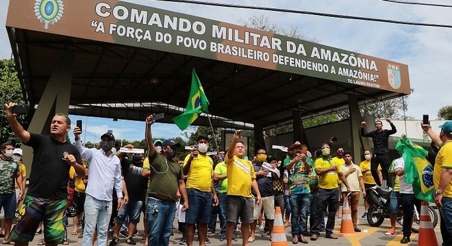 Grupo também se reuniu em frente ao Comando Militar da Amazônia Grupo também se reuniu em frente ao Comando Militar da Amazônia