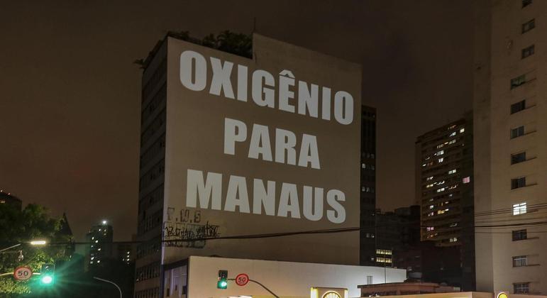 Projeção no centro da cidade de São Paulo, SP, com os dizeres ¨Oxigênio pra Manaus¨, nesta quinta feira