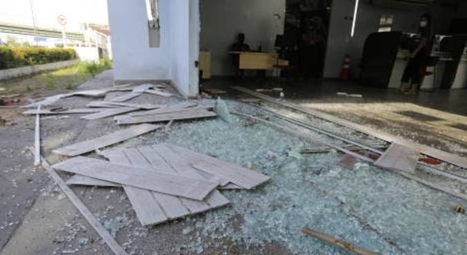 Estragos causados em uma delegacia de polícia no centro de Manaus, alvo de tiros