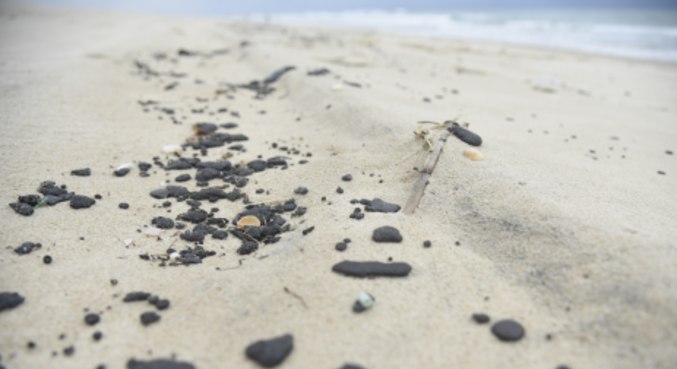 Manchas de óleo que apareceram na praia de Canoa Quebrada