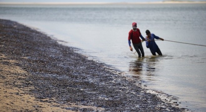 Óleo atinge praia do Viral e prejudica pesca em área na cidade de Aracaju (SE)