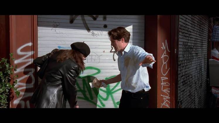Mancha na camisa em “Um Lugar Chamado Notting Hill” (1999): Em uma cena, William (Hugh Grant) esbarra em Anna (Julia Roberts) e derruba suco de laranja na blusa dos dois. 