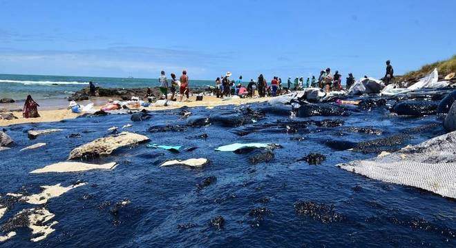 Óleo em praia em Pernambuco; governo do ES iniciou prevenção