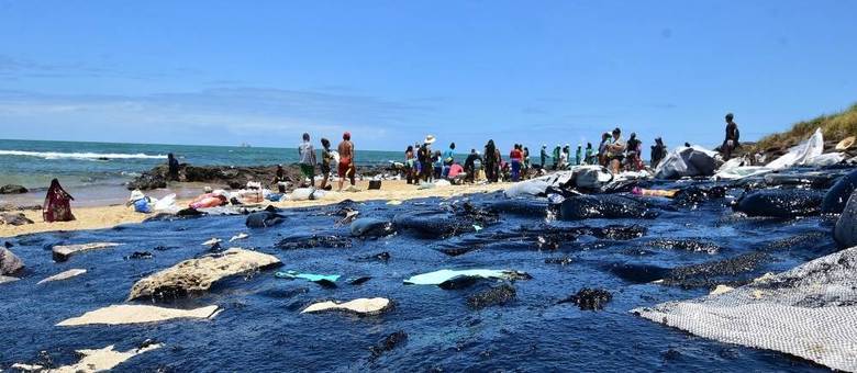 Voluntários e operários fazem limpeza de mancha de óleo que chegam às praias de Itapuama e praia de Xareu em Cabo de Santo Agostinho (PE)
