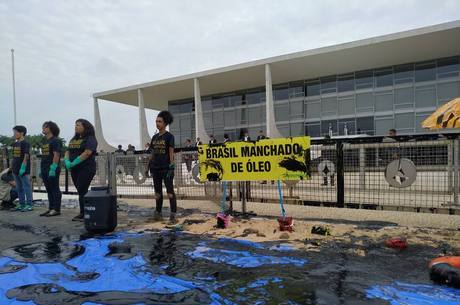 Ativistas do Greenpeace protestam no Palácio do Planalto