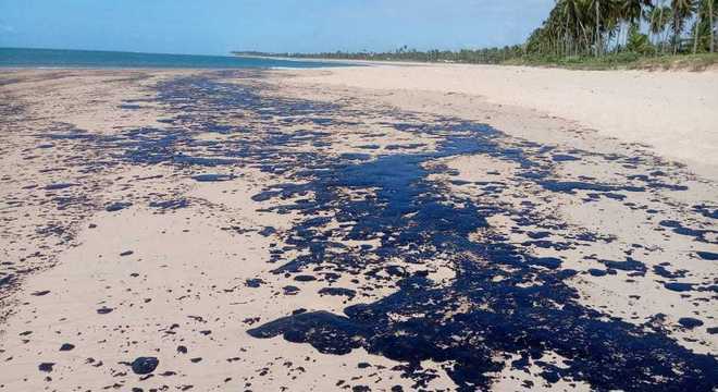 Manchas de óleo chegam a Salvador e mais sete cidades na Bahia