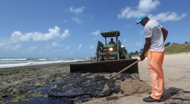 Manchas de óleo na praia de Lagoa do Pau, no município de Coruripe, em Alagoas