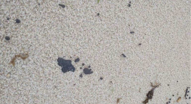 Universidades investigam manchas de óleo que surgiram em 12 praias do Ceará