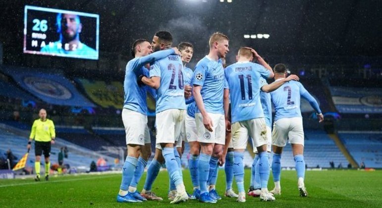 A comemoração do triundo do City, Mahrez no gramado e na imagem do telão