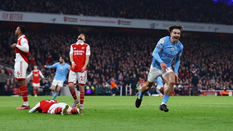 Torcida do Manchester City protesta contra a Premier League após acusações