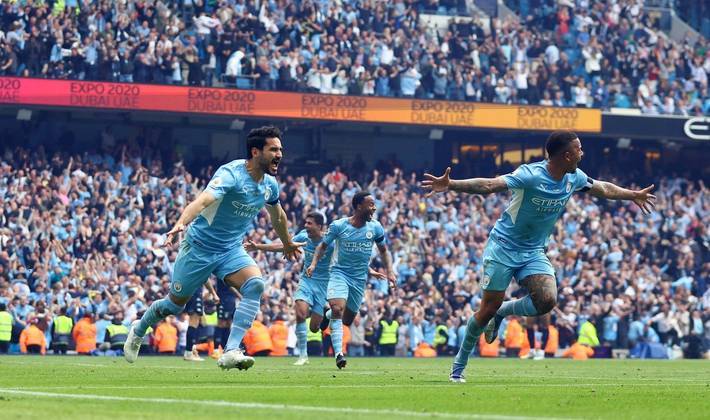 O Manchester City foi campeão da Premier League de maneira épica! Na última rodada do Campeonato Inglês, o time de Manchester dependia apenas dele mesmo para ser campeão, mas seu adversário era osso duro de roer. O Aston Villa, de Gerrard e Philippe Coutinho (ex-jogadores e ídolos do Liverpool, clube que também estava na disputa pelo título), começou vencendo a partida por 2 a 0, deixando os torcedores do City bastante tensos. Até que o inimaginável aconteceu e, em apenas 5 minutos, os citizens marcaram três gols, garantindo o título para os azuis de Manchester
