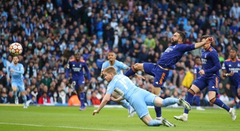 O primeiro gol do jogo. A um minuto e meio. O City se aproveitava da fraca atuação da zaga espanhola