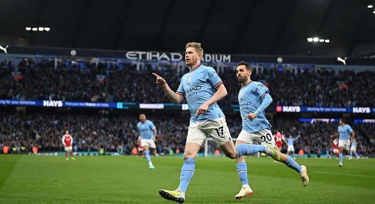 Manchester City vence Arsenal e assume liderança do Inglês