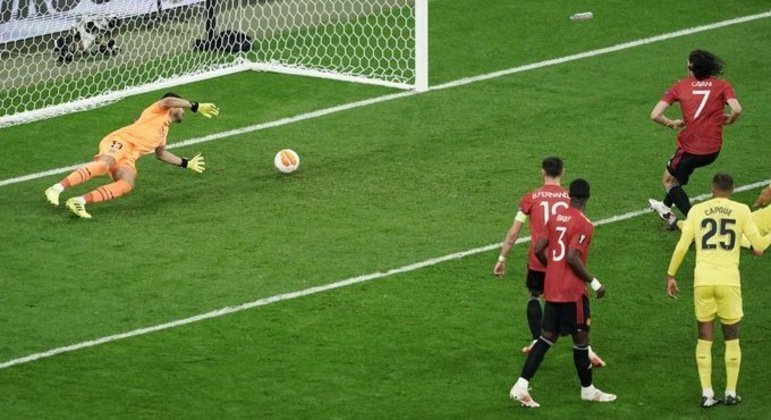 O momento do empate de Cavani, em posição que exigiu a checagem do VAR