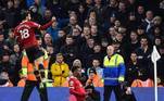 Premier League em sua mais pura essência. O Manchester United foi até o Elland Road para visitar o Leeds, pelo Campeonato Inglês, e o time de Ralf Rangnick venceu os Whites por 4 a 2. Maguire, Bruno Fernandes, Fred e Elanga marcaram para os Diabos Vermelhos, enquanto Rodrigo e Raphinha fizeram para os comandados de Marcelo Bielsa