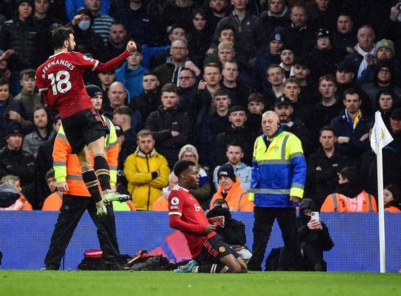 Premier League em sua mais pura essência. O Manchester United foi até o Elland Road para visitar o Leeds, pelo Campeonato Inglês, e o time de Ralf Rangnick venceu os Whites por 4 a 2. Maguire, Bruno Fernandes, Fred e Elanga marcaram para os Diabos Vermelhos, enquanto Rodrigo e Raphinha fizeram para os comandados de Marcelo Bielsa