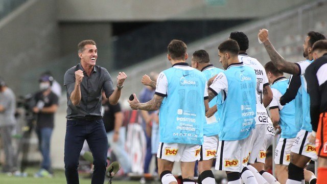 Mancini comemora a importante vitória na sua estreia no Corinthians