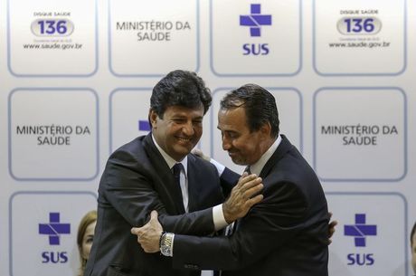 Mandetta assume Ministério da Saúde