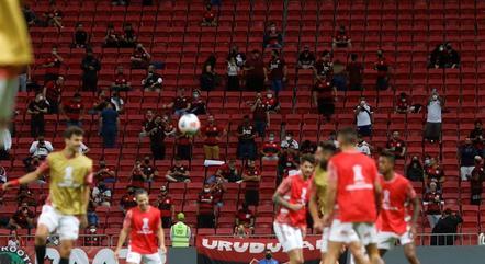 Duelo teve torcedores nas arquibancadas