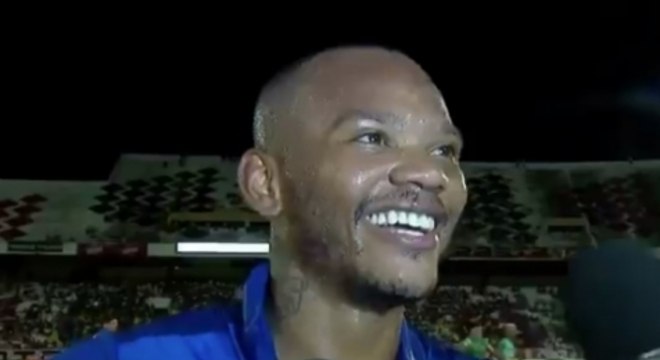 Manga Escobar celebra primeiro gol pelo CSA