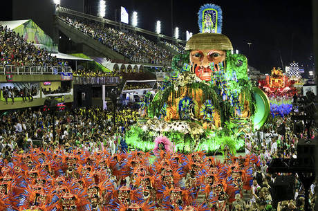 Mangueira fez desfile crítico e impressionou jurados