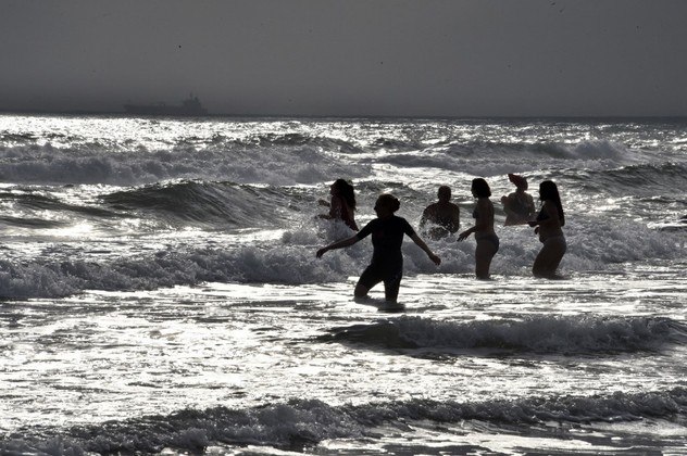 Na França, muitas pessoas comemoraram a chegada do novo ano com um tradicional banho de mar