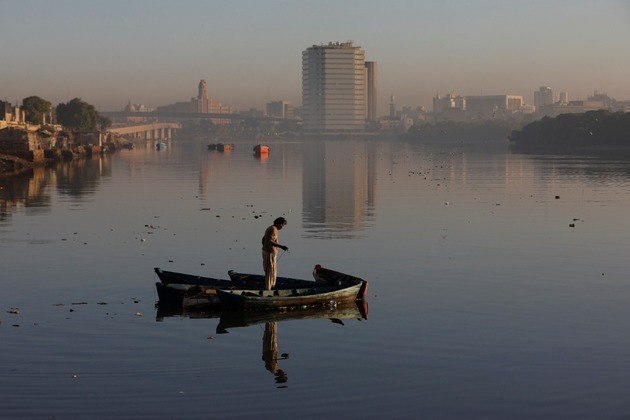 No paquistão, um homem preparou seu barco antes de sair para a primeira pesca do ano 