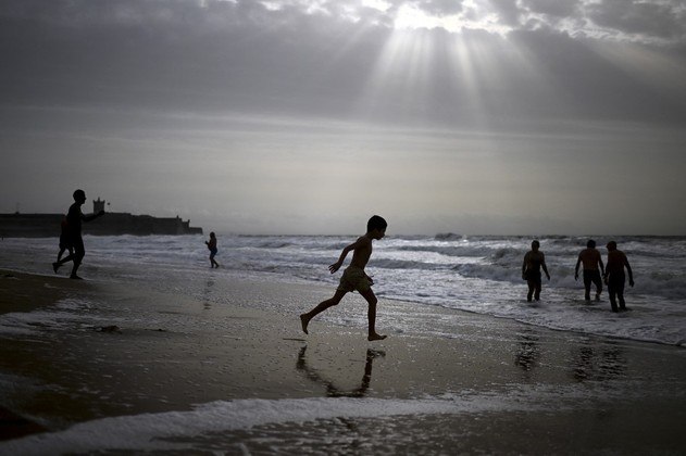 Entre os primeiros raios de sol de 2023, um menino correu para dar um mergulho em Oeiras, em Portugal
