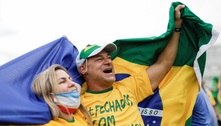 Bolsonaro sobrevoa de helicóptero manifestação a seu favor no DF 
