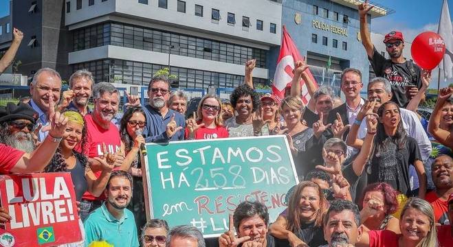 Manifestação a favor do ex-presidente Lula em Curitiba