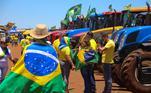 Em Londrina, muncípio do Paraná, os manifestantes estão protestando em frente ao quartel do exército e pedem por uma intervenção militar