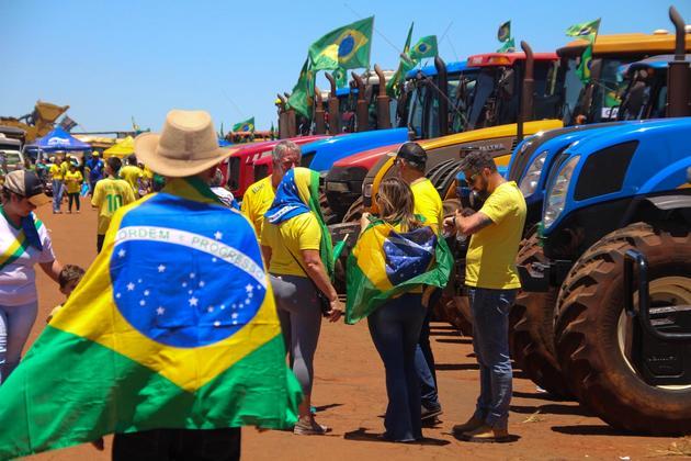 Em Londrina, muncípio do Paraná, os manifestantes estão protestando em frente ao quartel do exército e pedem por uma intervenção militar