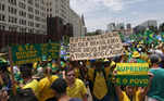 No Rio de Janeiro, apoiadores do presidente da República participam de uma manifestação em frente ao prédio do Comando Militar do Leste, no centro do Rio de Janeiro, nesta terça-feira