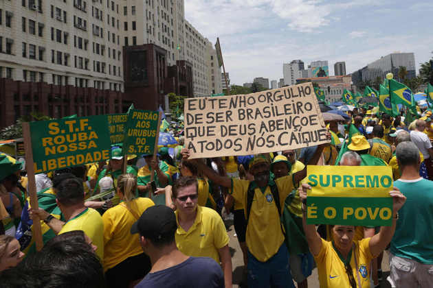 No Rio de Janeiro, apoiadores do presidente da República participam de uma manifestação em frente ao prédio do Comando Militar do Leste, no centro do Rio de Janeiro, nesta terça-feira