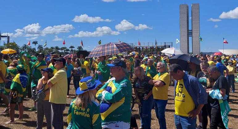 Manifestantes a favor do governo federal se concentram na Esplanada dos Ministérios