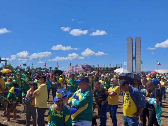 Manifestantes a favor do governo federal se concentram na Esplanada dos Ministérios