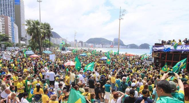 Apoiadores de Jair Bolsonaro se concentraram na orla de Copacabana, no Rio