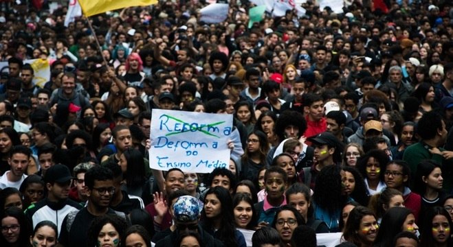 Estudantes ocuparam avenidas da zona leste e oeste contra a reforma do ensino médio