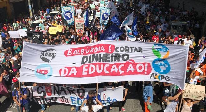 Ato pela Educação organizado em Salvador na manhã desta quinta-feira (30)