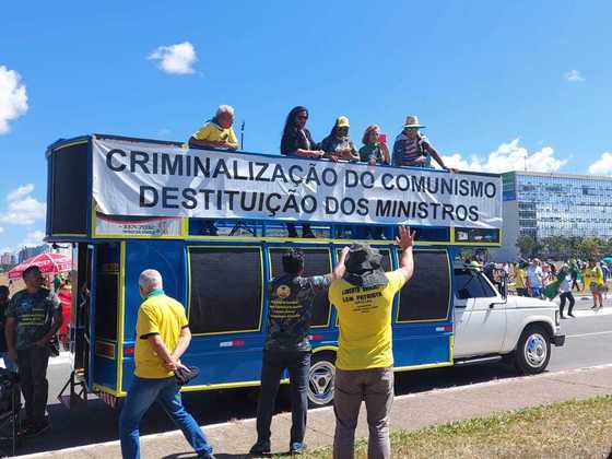 Carro de som pede destituição de ministros do STF