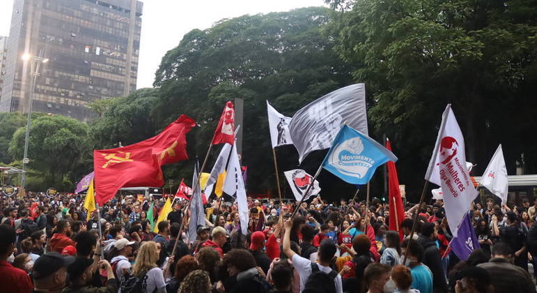 Manifestantes interditam completamente a avenida Paulista