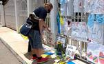Cartazes são colocados na sede da embaixada da Ucrânia no Brasil