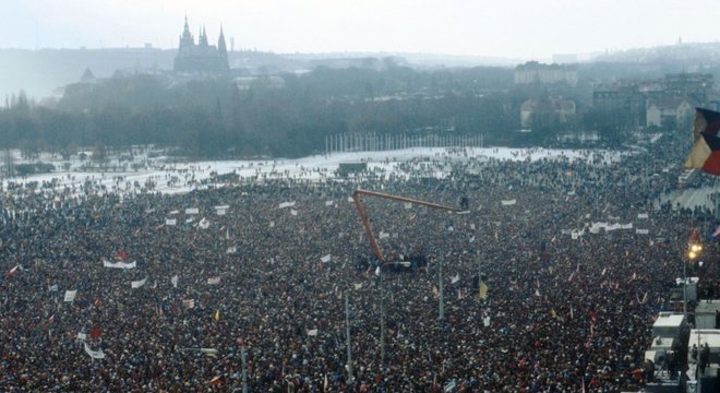 Mais de meio milho de pessoas se reuniram em Praga, na antiga Tchecoslovquia, para uma manifestao em novembro de 1989 Um novo captulo na histria da Europa