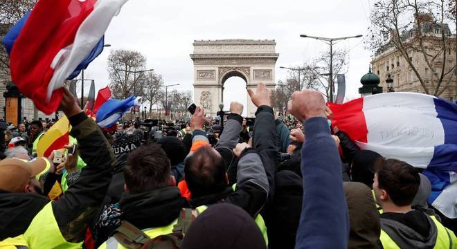 Diagnose Custodian Armstrong Protesto dos coletes amarelos leva milhares às ruas de Paris, na França -  Notícias - R7 Internacional