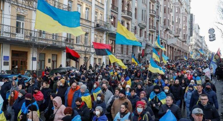 Ucranianos participam da Marcha da Unidade em meio às crescentes tensões com a Rússia