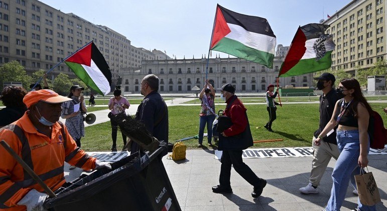 Manifestantes palestinos protestaram contra movimentação de presidente chileno