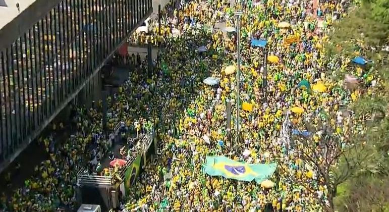 Presidente chega a São Paulo para participar de manifestação na avenida Paulista