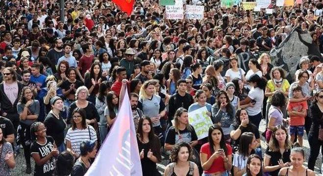 Estudantes e professores se reuniram em Campinas contra corte na Educação