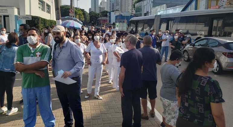 Funcionários da Santa Casa de Santo Amaro fazem protesto por atraso em salários