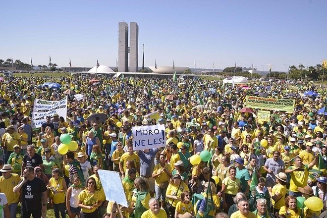 Uma multidão caminhou em direção à Praça dos Três Poderes, em Brasília. Segundo a PM, cerca de 20 mil polícias se reuniram em frente ao Congresso. Estavam programados protestos em pelo menos 312 cidades brasileiras. 